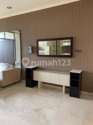 Sewa Apartemen Senayan Residence 3 Bedroom Lantai Rendah View Golf - foto 2
