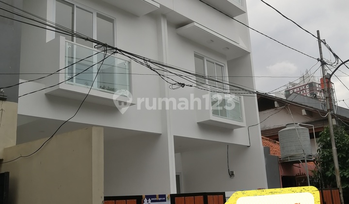 Jual atau Sewa Rumah Baru bebas banjir 3 Lantai di Tomang, SHM 4+1 Br, 80 M2, Jakarta Barat - foto 1
