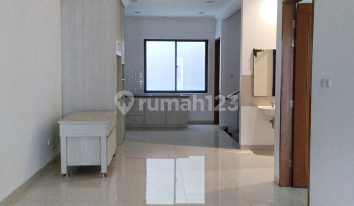 Rumah 3 Lantai Bagus Semi Furnished di Taman Ratu, Duri Kepa - foto 1