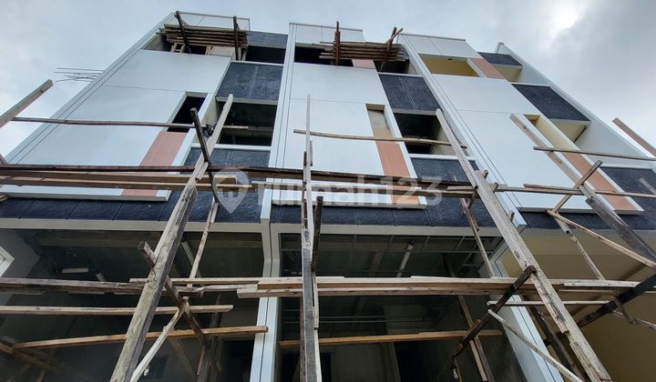 Dijual cepat Rumah baru 3 lantai dengan rooftop di Kebun Jeruk - foto 1