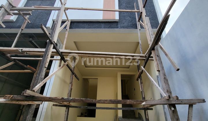 Dijual Cepat Rumah Baru 3 Lantai Dengan Rooftop Di Kebun Jeruk - foto 1