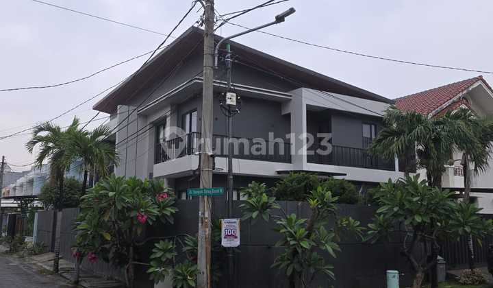 Rumah Bagus Hook Di Taman Tampak Siring Jakarta Barat - foto 1