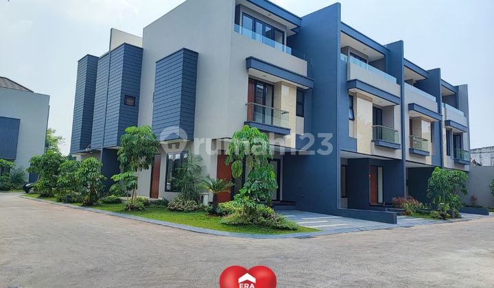 Rumah 3 Lantai Grand Trevista Kebon Jeruk Jakarta Barat - foto 1