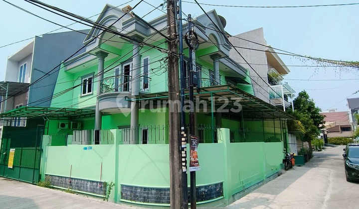 Dijual Rumah Luas Hoek Semi Furnished Shm Taman Ratu Jakarta Barat Strategis - foto 1