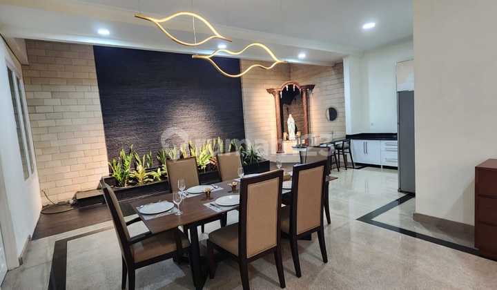 Dijual Rumah Modern Minimalis Tema Mewah di Intercon Kebon Jeruk - foto 1