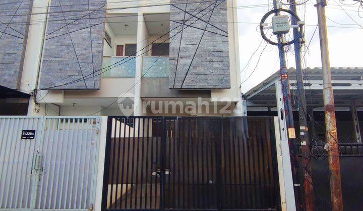 Rumah Design Modern 3 Lantai di Duri Kepa Jakarta Barat - foto 1