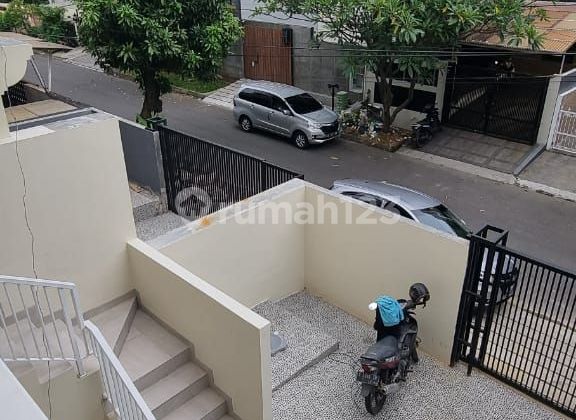 Rumah 3 lantai brandnew siap huni perumahan bagus - foto 1