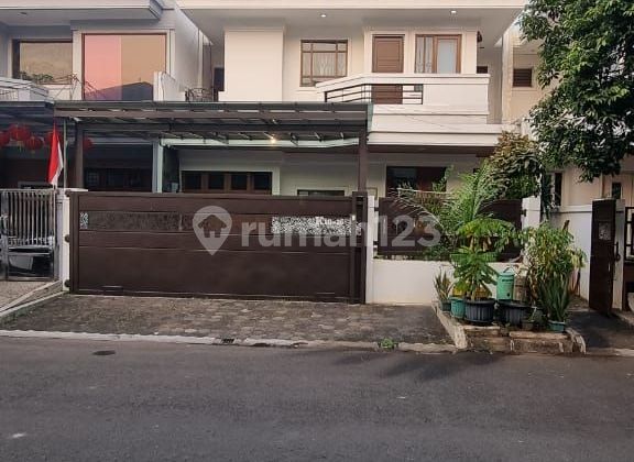 Rumah 2 Lantai Lokasi Favorite di Puri Indah - foto 1