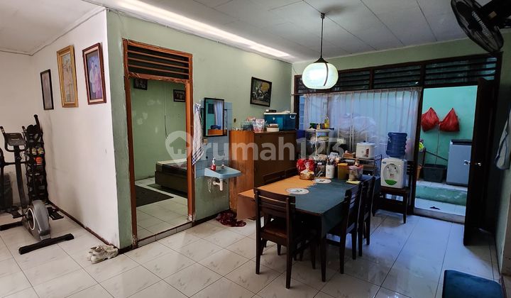 Rumah Keluarga Besar 2 Lantai di Slipi, Dekat Pusat Kota - foto 1