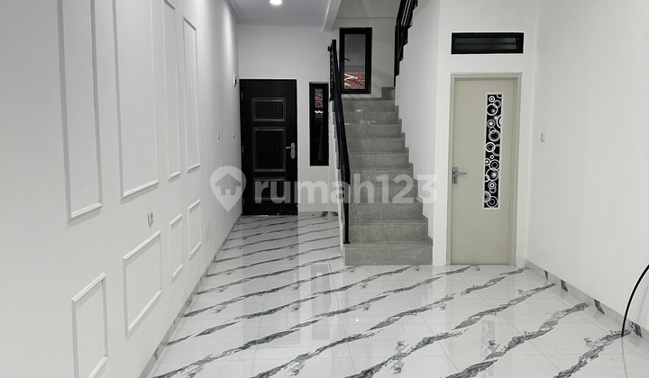 Rumah Brand New Super Murah di Tanjung Duren Lokasi Aman - foto 1