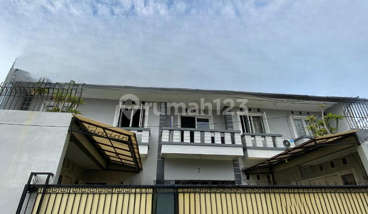 Peluang Emas! Rumah Kos 52 Kamar di Kebon Jeruk - Investasi Menguntungkan & Lokasi Strategis - foto 1