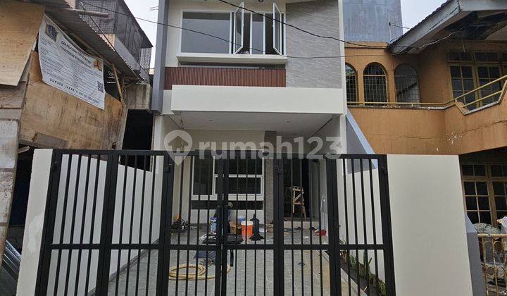 Rumah Baru 4.5x15 lokasi strategis di Duri Kepa(DK352) - foto 1