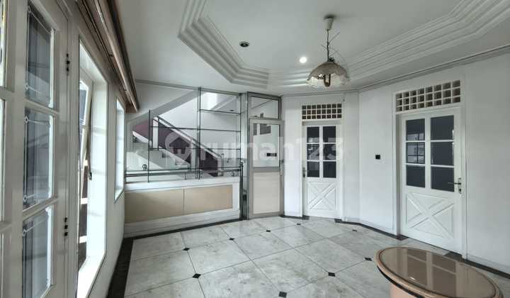 Rumah Megah 3 lantai di Ketapang Jakarta Barat Lokasi Strategis - foto 1
