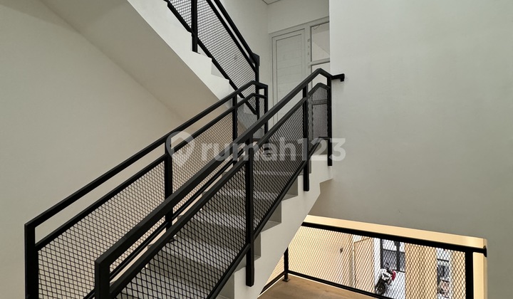 Rumah Baru 3.5 Lantai Strategis Grogol Jakarta Barat - foto 1