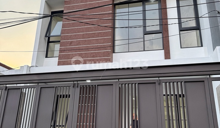 Rumah Baru 2 Lantai Siap Huni Strategis Sunrise Garden Jakarta Barat - foto 1