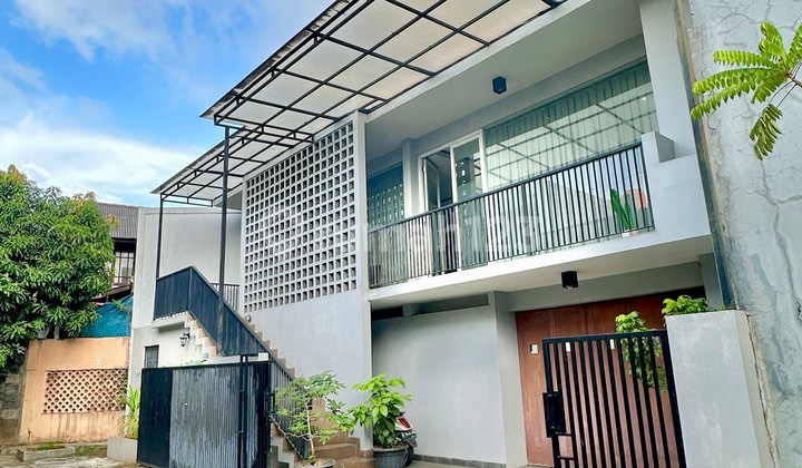 Dijual Rumah 3 Lantai Siap Huni di Taman Meruya Jakarta Barat - foto 1