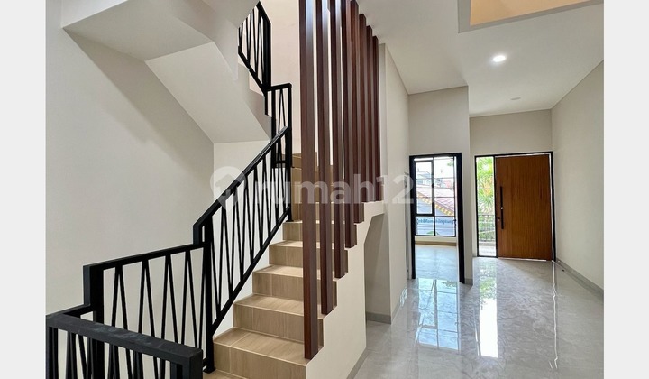 Dijual Rumah Siap Huni 3 Lantai di Tomang Jakarta Barat - foto 1