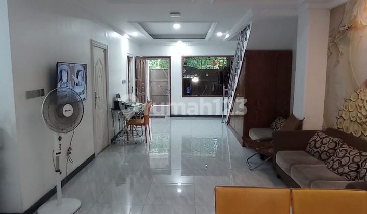 Rumah Hook Terawat Turun Harga Jual Cepat 3.5 Lantai Taman Palem Lestari - foto 1