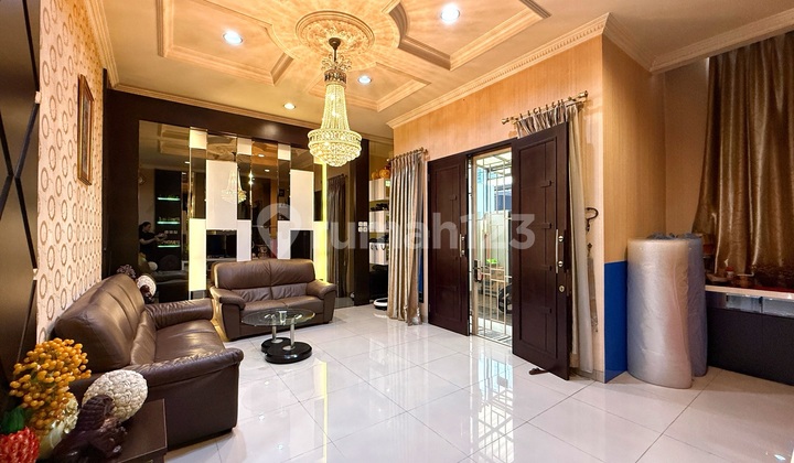 Tinggal Bawa Koper! Rumah Mewah Furnish Komplek Strategis Tomang Jakarta Barat - foto 1