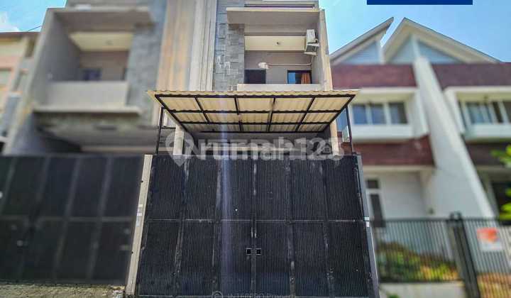Rumah Dijual Taman Ratu Siap Huni 2,5 Lantai - LT 100m2 - foto 1