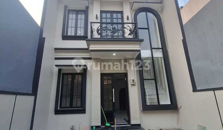 Harga Rumah Diturunkan dan Rumah Bagus dan Menarik Dijual Rumah Taman Ratu 6X15/2 lt.. 3+1 Kt 3+1 Km SHM Hg 2.70 M.. Model Keren..Brand New - foto 1