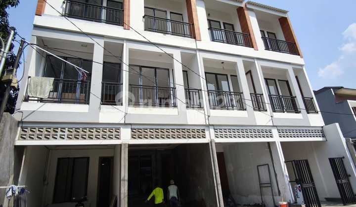 Rumah Baru 3 Lantai Strategis Dekat Taman Semanan Indah, Duri Kosambi - foto 1