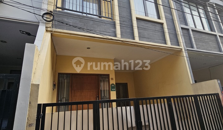Rumah Siap Huni 5x10.4 strategis di Tanjung Duren(TD366) - foto 1