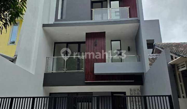 Rumah Cantik Hadap Taman Bangunan Baru 3 Lantai Citra Garden 5 - foto 1