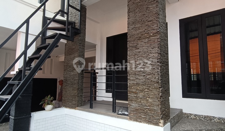 Rumah Dijual Dekat Binus Kemanggisan Split Level Design Jarang Ada - foto 1