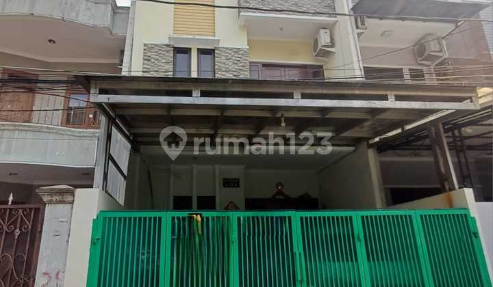 Rumah 3 Lantai Minimalis, Akses Mudah dan Lingkungan Nyaman di Tomang, Jakarta Barat - foto 1