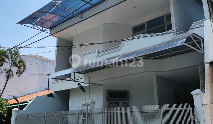 Rumah 2 Lantai Siap Huni Strategis Cluster Tomang Jakarta Barat - foto 1