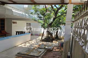 Rumah di Jual Taman Ratu LT 188 M2 LB 360 M2 Kondisi Terawat Jalan Depan Rumah 8 Meter - foto 1