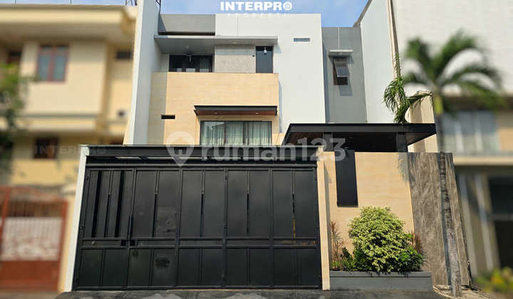 Rumah 2,5 Lantai Permata Buana Lokasi Bagus Baru Renovasi - 190M2 - foto 1