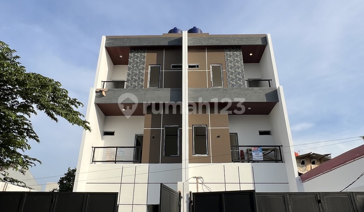 Rumah 3 Lantai Di Kavling Dki, Meruya, Kembangan - foto 1