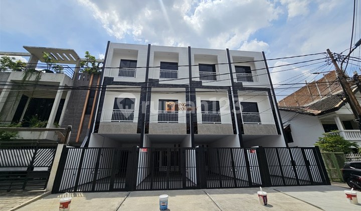 Rumah Modern Minimalis 3 Lantai Tanjung Duren Dekat Mall Pusat Kota - foto 1