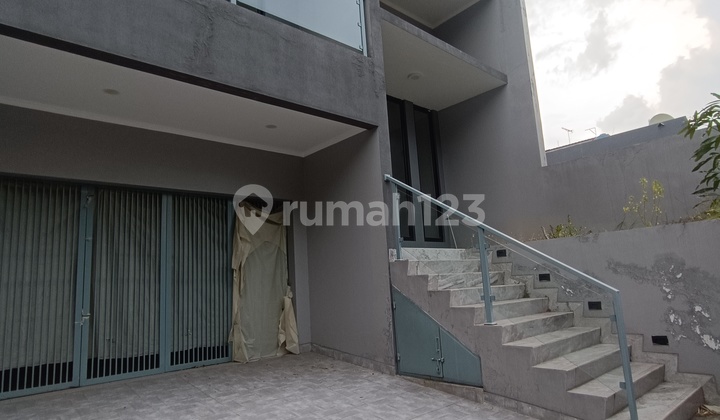 Rumah Baru Kolam Renang di Jual di Taman Surya 5 - foto 1