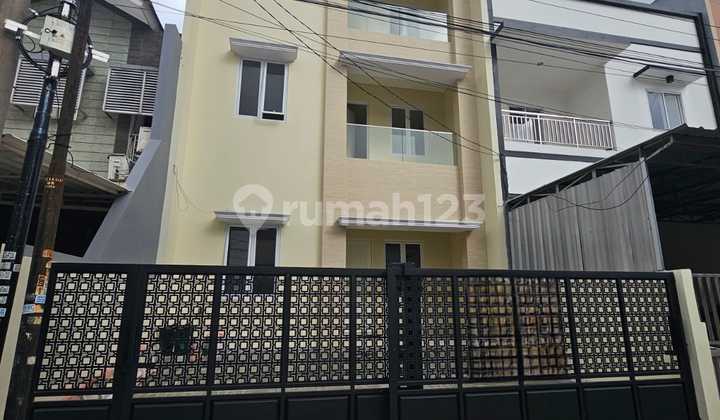 Rumah Baru 7X17.5 Strategis di Taman Ratu(Tr261) - foto 1