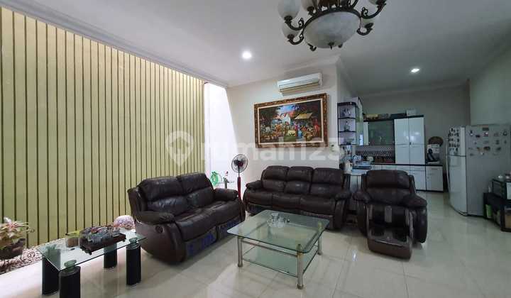 Rumah Cakep 2 Lantai Semi Furnished di Puri Indah Jakbar - foto 1