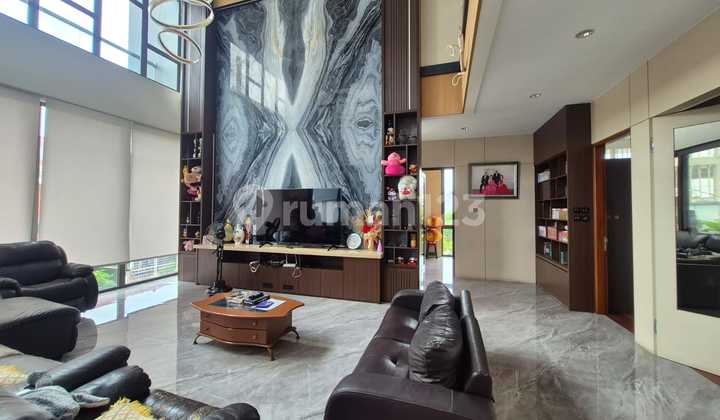 Dijual Rumah Mewah 3 Lantai Full Furnished Kolam Renang Taman Surya - foto 1
