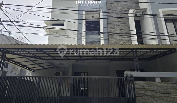 Rumah Hook Siap Huni 2,5 Lantai Dijual Taman Ratu - LT 99M2 - foto 1