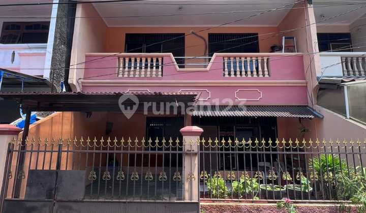 Rumah 2Lt Strategis dengan Carport 2 Mobil Grogol Jakarta Barat - foto 1