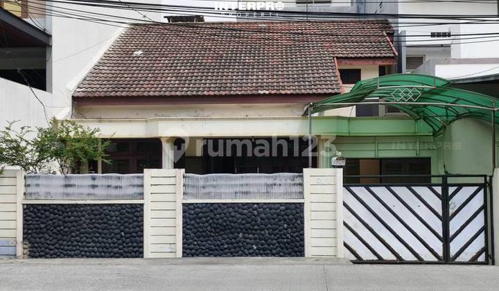 Rumah 2 Lnatai Dijual Taman Ratu Hadap Barat - LT 200M2 - foto 1