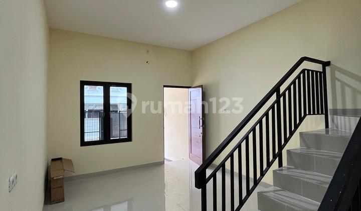 Rumah 3 Lantai di Tanjung Duren Jakarta Barat Depan Jalan Row 2 Mobil dan bisa KPR - foto 1