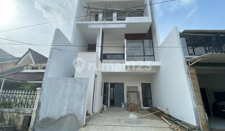 Rumah Baru 3 Lantai Citra 5 Luas 8X16 Siap Huni - foto 1
