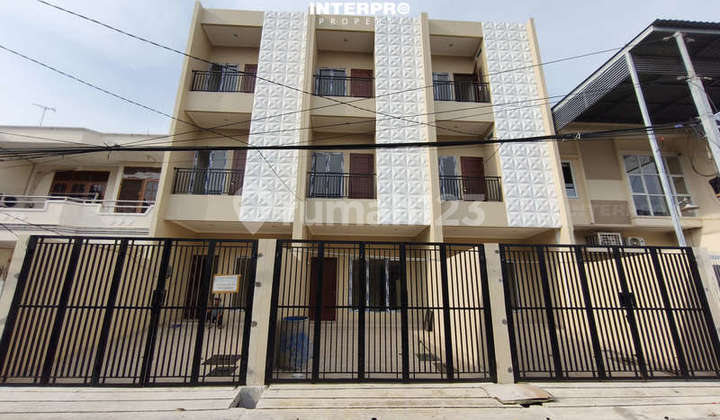 Rumah Baru 3 Lantai Dijual Duri Kepa Hadap Selatan SHM LT 86M2 - foto 1
