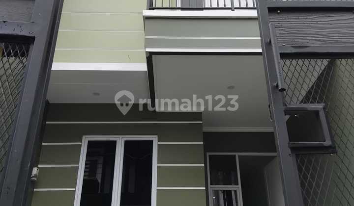 Rumah Baru Murah 2 Lantai, Residential , Meruya Ilir Meruya Utara, - Jakarta Barat LT 100 LB 140 M2 Kt 5 Km 5 Dimensi 5 X 20M2 Listrik 3500 SHM Hadap Utara Akses Masuk 2 Mobil Sumur Jet Pump Carport: 2 Bata Merah, Dinding Double. Harga 2,2 M Nego - foto 1