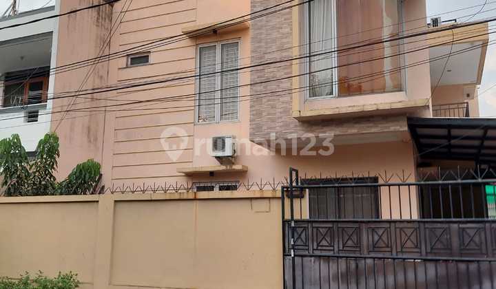 Rumah Hook Tiga Lantai, Taman Ratu, Jakarta Barat - foto 1
