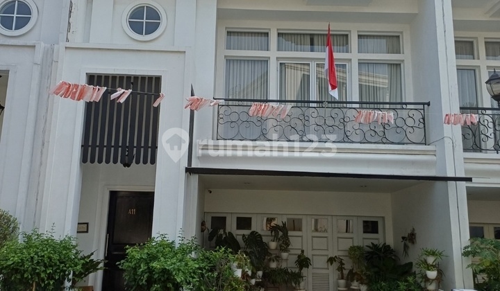 Rumah Modern 3 Lantai dengan Private Lift di Puri Jakarta - foto 1