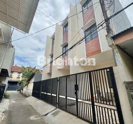 For Sale Rumah 3 Lantai di Duri Kepa Row Jalan 1 Mobil Siap Huni - foto 1