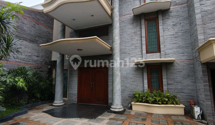 Rumah 3 Lantai di Puri Indah di Jalan Besar Luas Tanah 480M2 Bangunan 980M2 Full Marmer dan Kayu Jati Utuh 1 Pohon Cocok untuk Tempat Tinggal atau Usaha - foto 1
